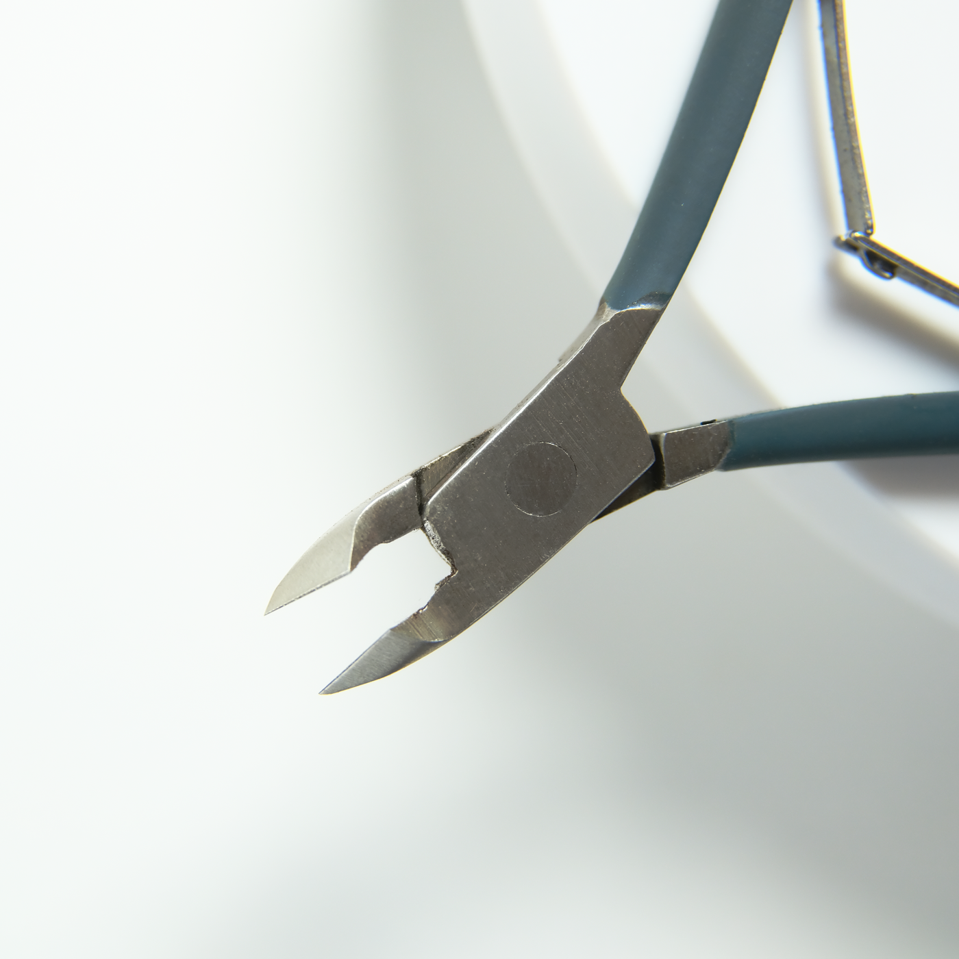 Mertz A677P Кусачки для кожи 8 мм, пружина двойная (ручная заточка)-img-1